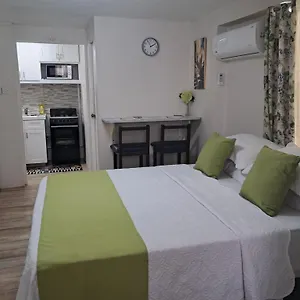 Michand Guest Apartment: Cozy Airport-adjacent Christ Church